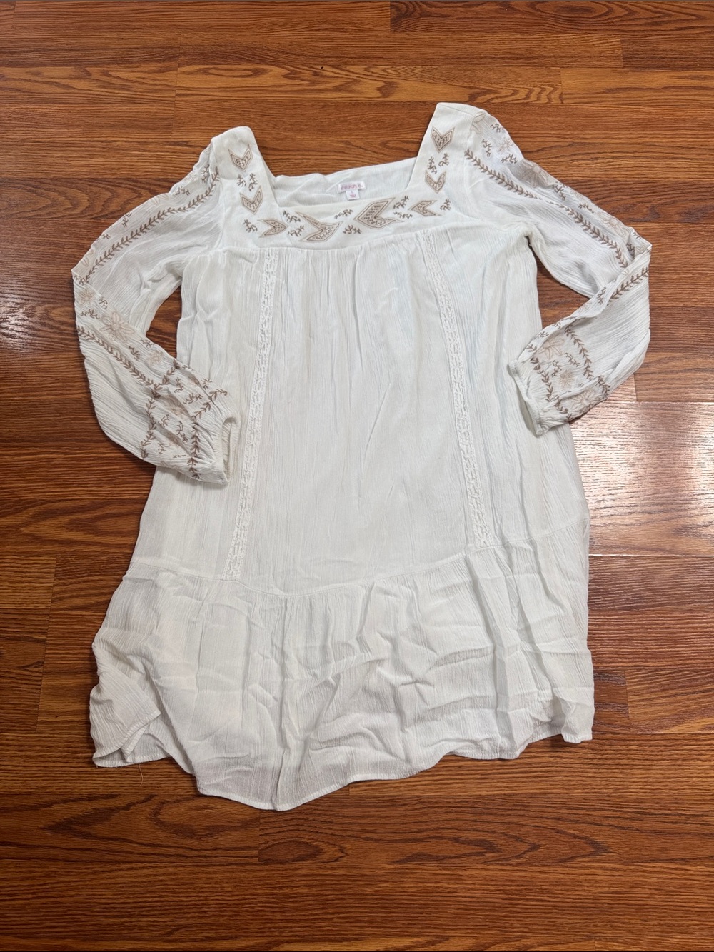 NWOT Boho White Embroidered Peasant mini dress